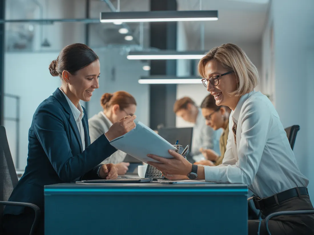 Asesoras de RJ Staffing Solutions revisando la maquila de nómina de un cliente