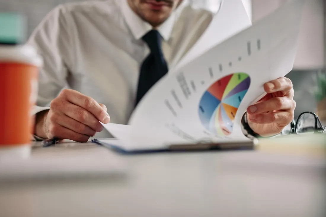 Especialista de RJ Staffing Solutions revisando reportes de cálculo de nómina