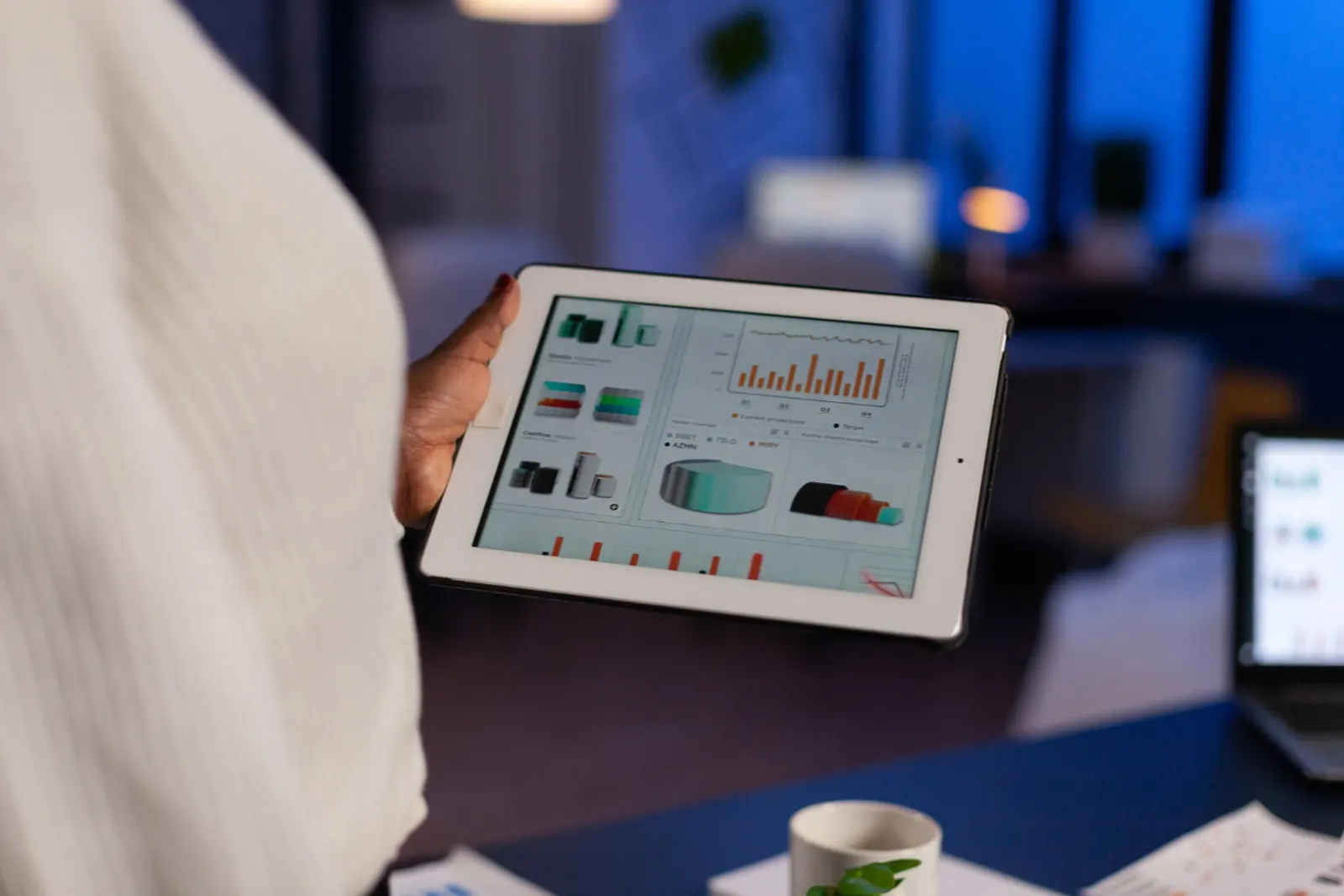 Supervisor revisando el dashboard de control de asistencia en tablet