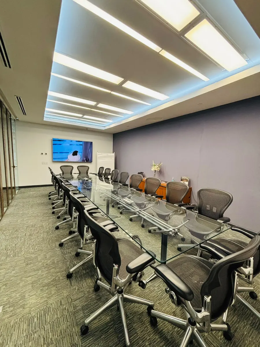 Sala de juntas grande con mesa de cristal y pantalla en la oficina de RJ Staffing Solutions en Guadalajara, Zapopan Andares