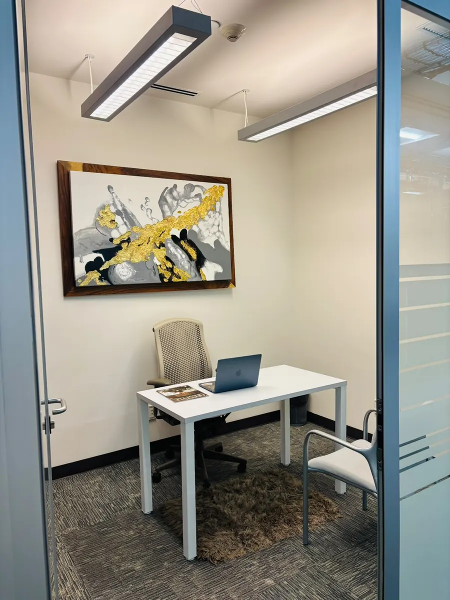 Oficina privada con escritorio en la sede de RJ Staffing Solutions en Guadalajara