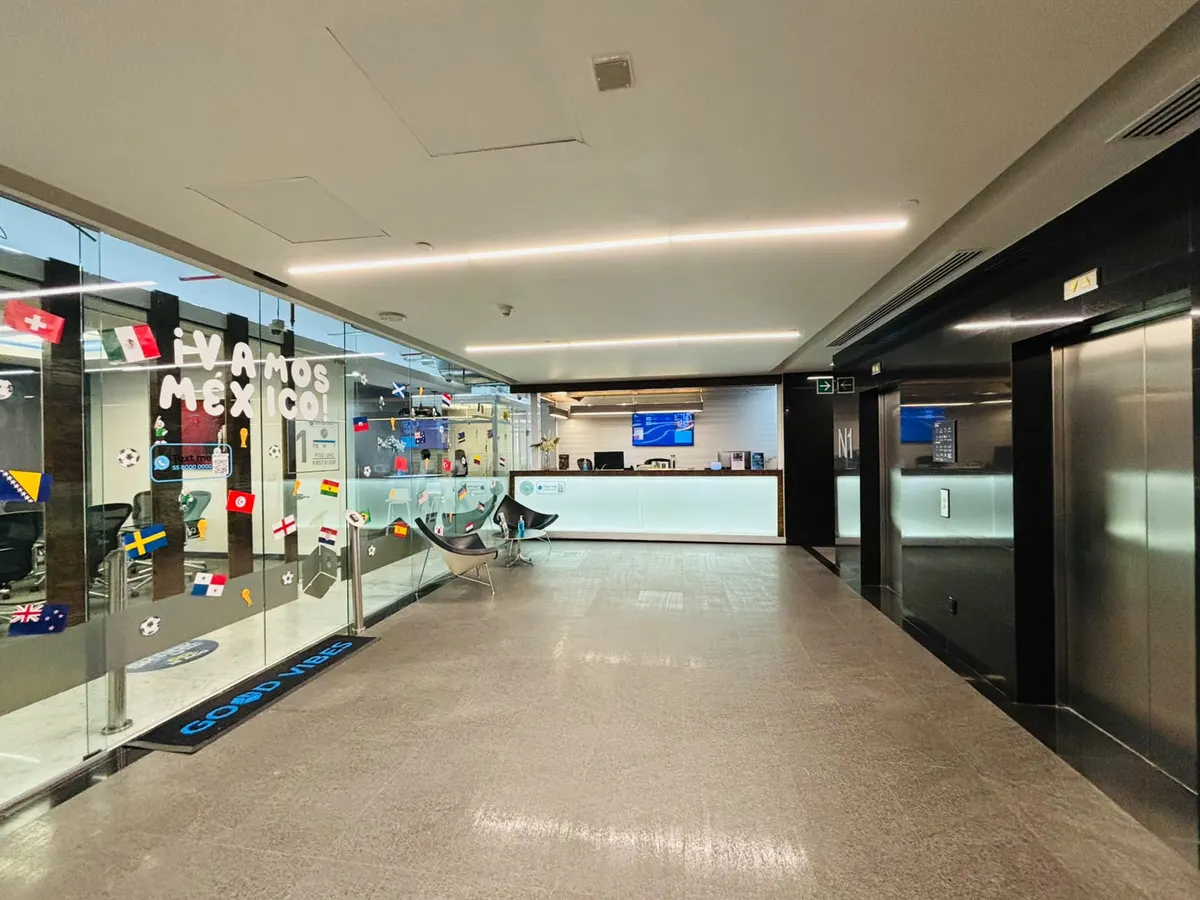 Recepción de la oficina de RJ Staffing Solutions en Guadalajara, vista hacia los elevadores