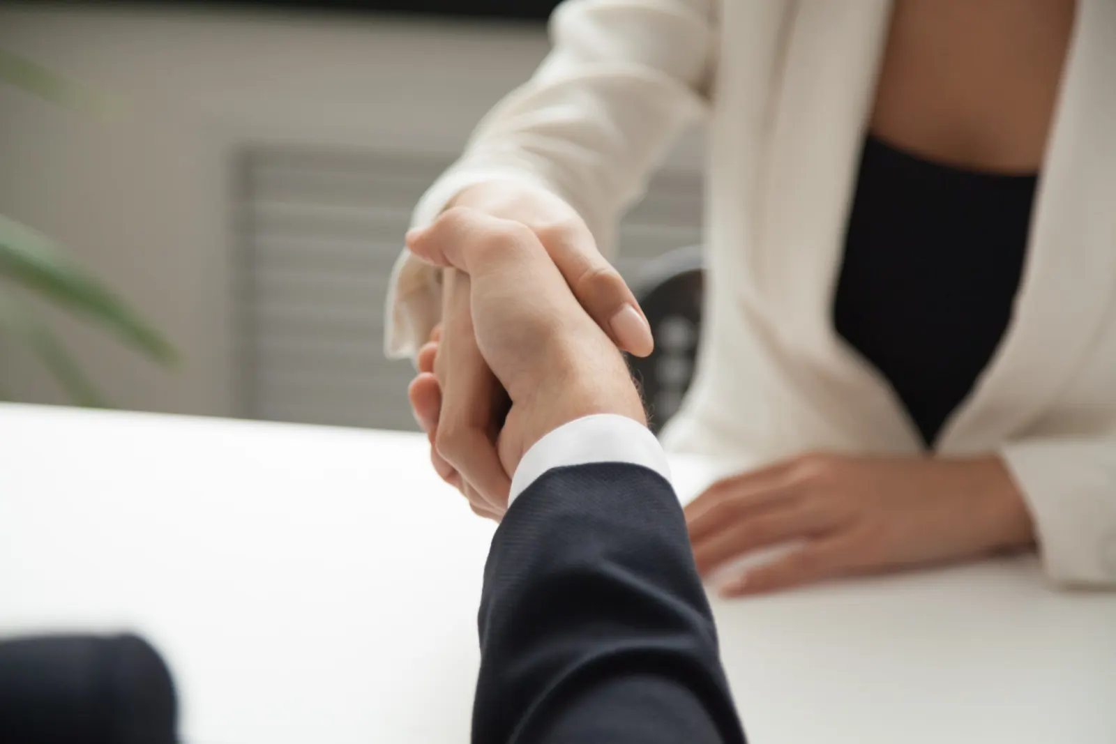 Apretón de manos al cerrar una contratación en RJ Staffing Solutions